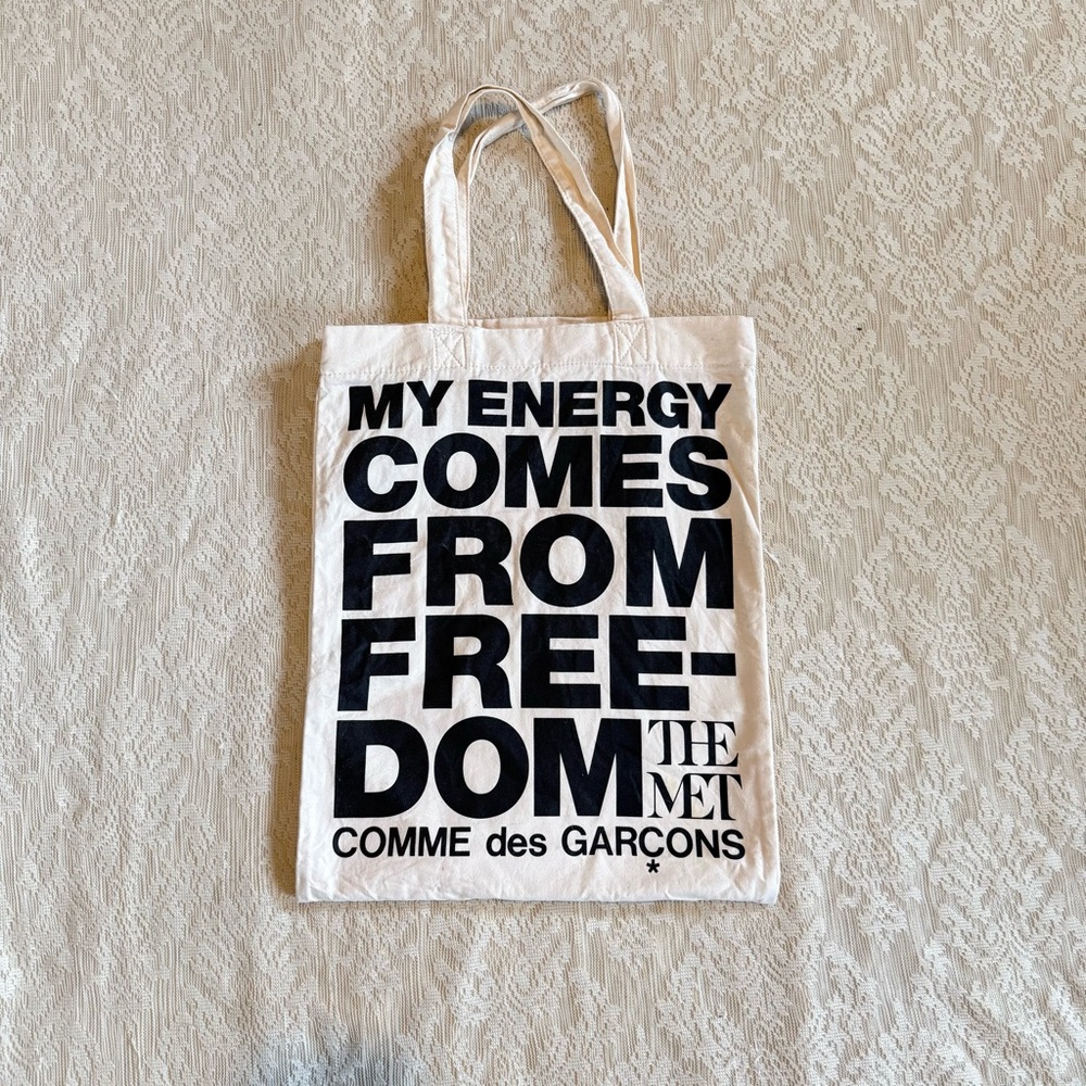 Limited Edition Commes de Garçon “My energy comes from freedom” Met tote bag